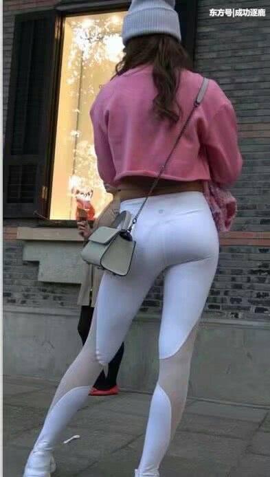 身材匀称的打底裤美女，一举一动彰显青春活力，美妙极了！