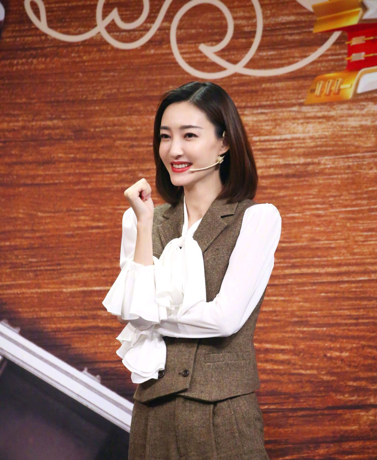  『选择』时尚的小姐姐,穿连衣裙都选择亮丽的色彩,更出众更惊艳!
