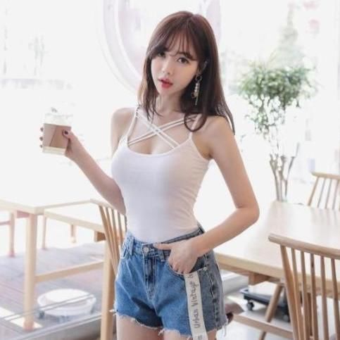  大胆|性感大胆穿搭牛仔裤美女，这样的好身材，果然穿衣很任性！