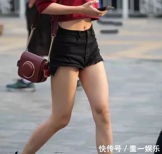 小姐姐的上衣是红色的运动长袖，这样的上衣展现出小姐姐健美的身