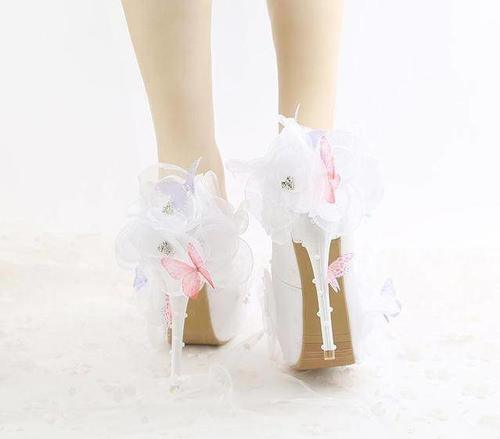 简约优雅的细脚高跟鞋，穿出个性的女人韵味，显得气质十分迷人！