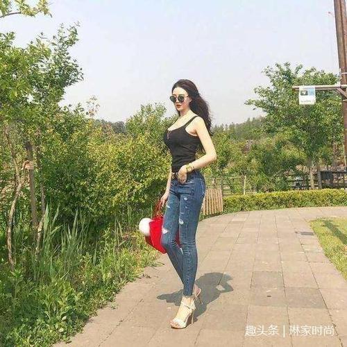 街拍：喜欢第5个美女，紧身牛仔裤很有气质，显完美身材！