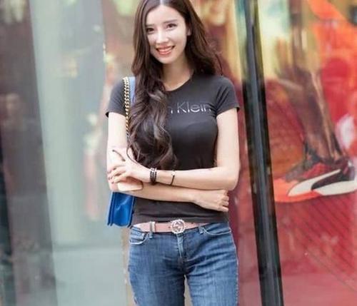 牛仔短裤:展现成熟魅力,又不失精致俏皮感,创造出别样高雅浪漫