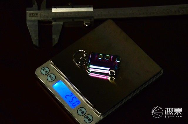 NITECORE TINI 炫彩钥匙灯上手，外表酷炫 无惧黑暗