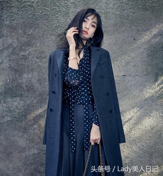 今年最流行的星星图案,林依晨这款不敢模仿,佟丽娅穿起来最好看