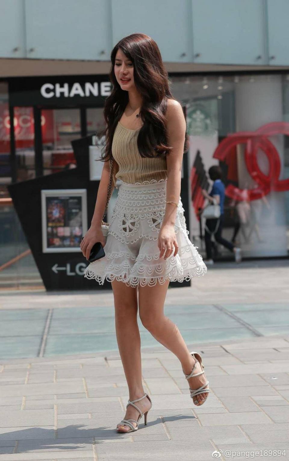 街拍：美女吊带紧身衣蕾丝点缀,轻薄通透更优雅,性感气质更迷人