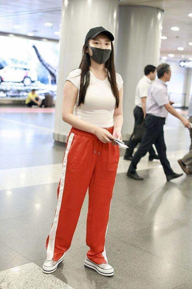 大嫂徐冬冬现身机场，大秀身材，果然漂亮的女人穿啥都好看