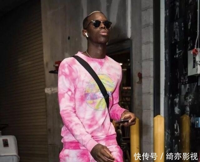 会选择:球员入场造型有多奇葩!施罗德一身粉辣眼睛,一人把泡面桶当帽子