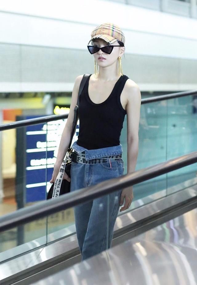 还在嫌弃张韶涵这一身穿的丑，可能你一辈子都买不起这衣服!