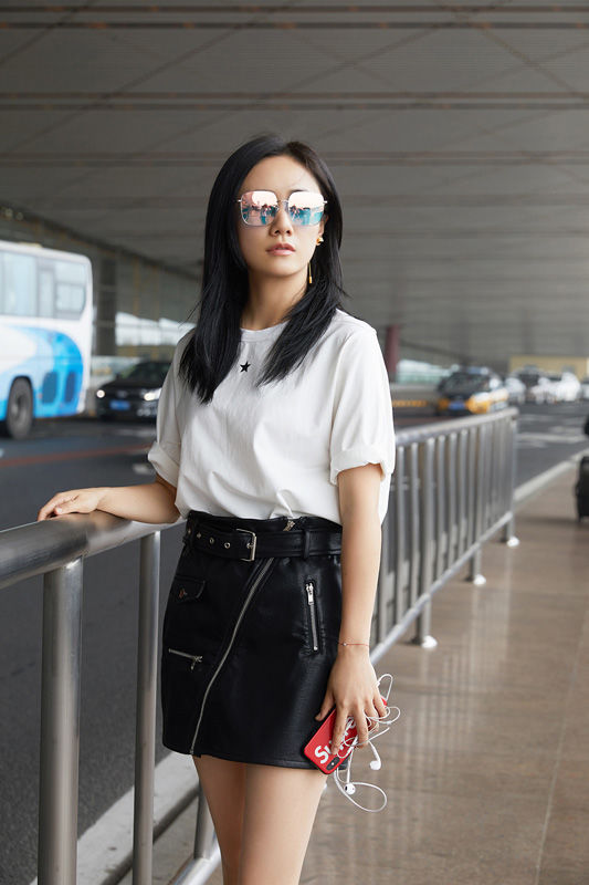 刘芸机场黑白配秀美腿 秀发披肩清新自然