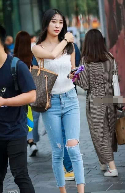 街拍：破洞紧身牛仔裤，你怎么穿都很美