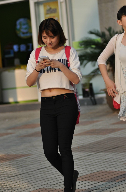 现在的女生把紧身裤穿出了新高度，难道不会觉得尴尬吗？