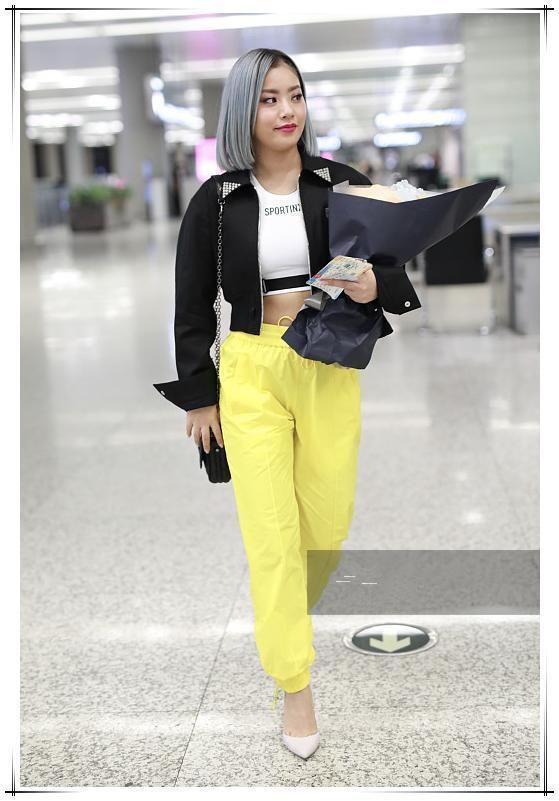 看了王菊的露脐装，再看吴宣仪，才知道吃不胖和拼命瘦差距有多大