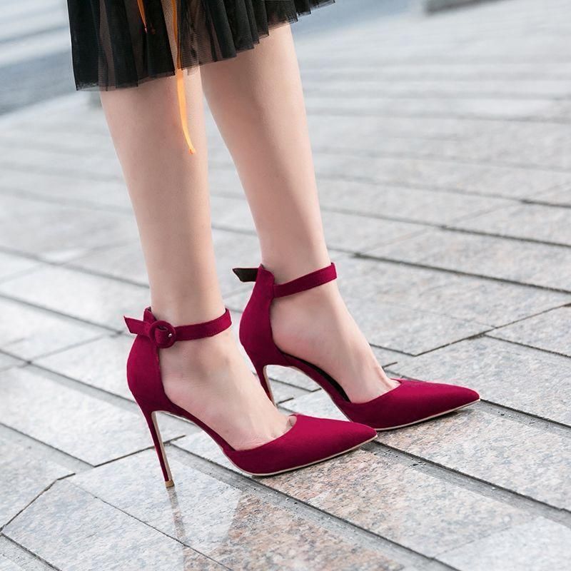 优雅的女人的鞋柜里，特别的高跟鞋时髦惊艳你