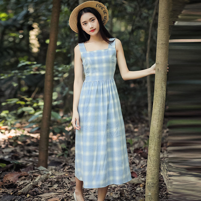 不用过分的装饰也能时尚，一条修身连衣裙，尽显温文尔雅的女人味