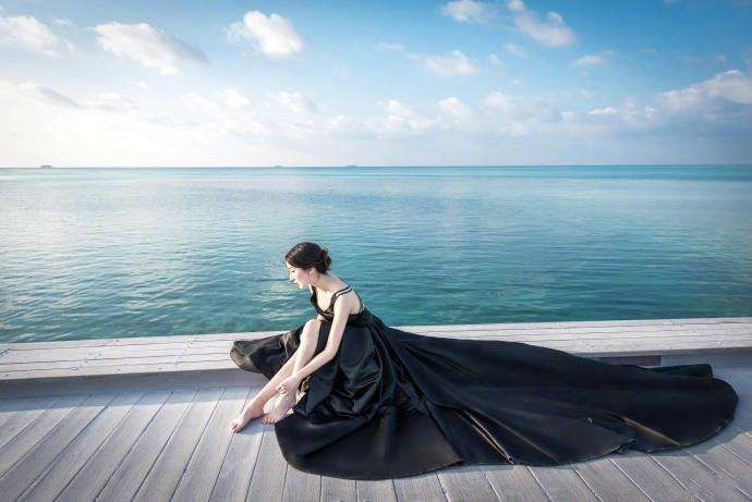 娄艺潇身穿晚礼服显高10cm，晒出美照，美背尤其好看!