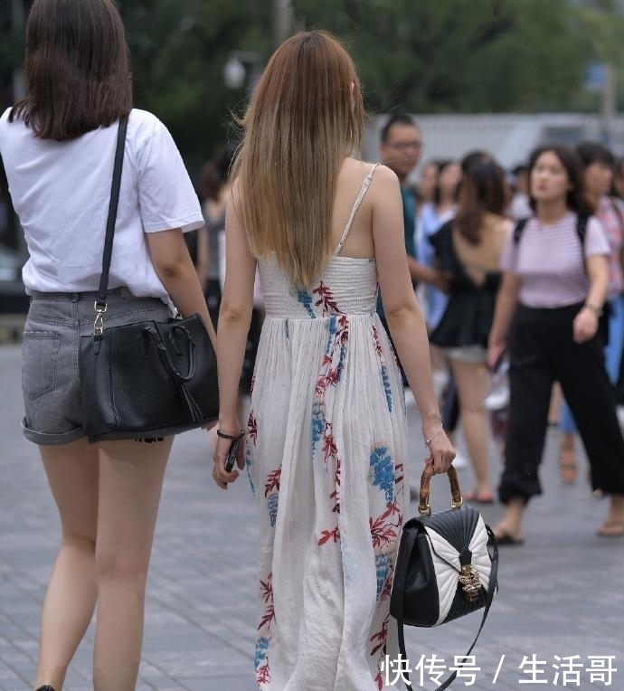  『吊带』街拍：身穿吊带枫叶裙的小姐姐，魅力十足的女神范儿！