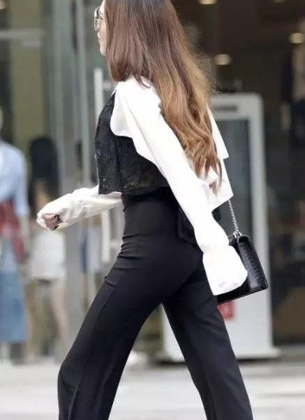 美女姐姐的时尚穿衣风格！惊呆路人！白加黑的搭配好完美 网友：