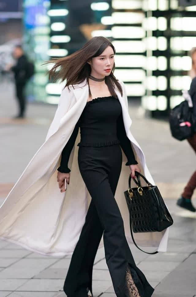 【乖巧】街拍:小美女笑容甜美可爱,乖巧伶俐,非常的有魅力