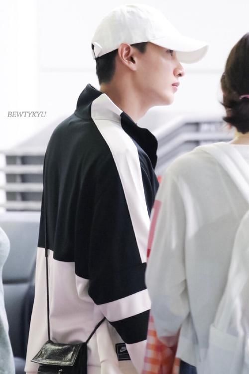 短暂的家族旅行结束!银赫仁川入境满载而归