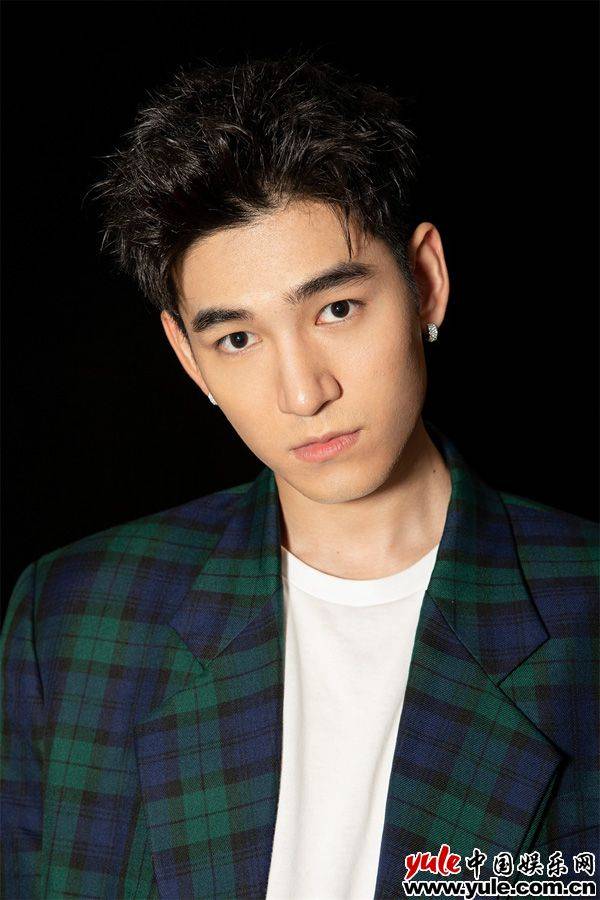 陈叶生亮相时尚盛典 解锁双重风格少年感十足