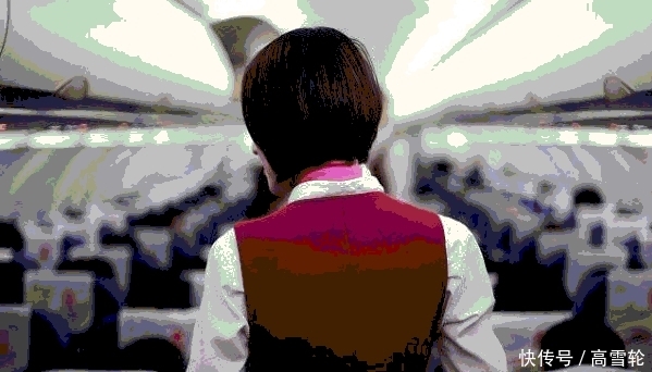 登机后为什么空姐会拿着“打火机”边走边按? 如今总算知道了