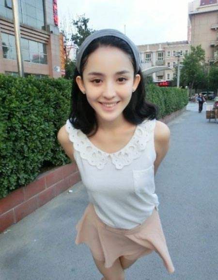 娜扎深V亮相戛纳:深V刺绣礼服娇艳,古力娜扎简