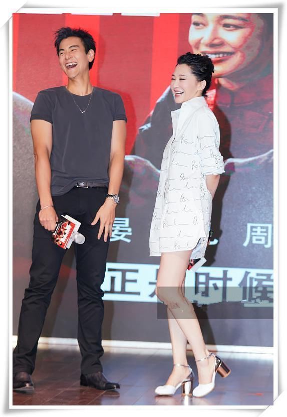 蒋雯丽49岁,许晴也49岁,二人同穿衬衫裙,竟一个少女,一个阿姨