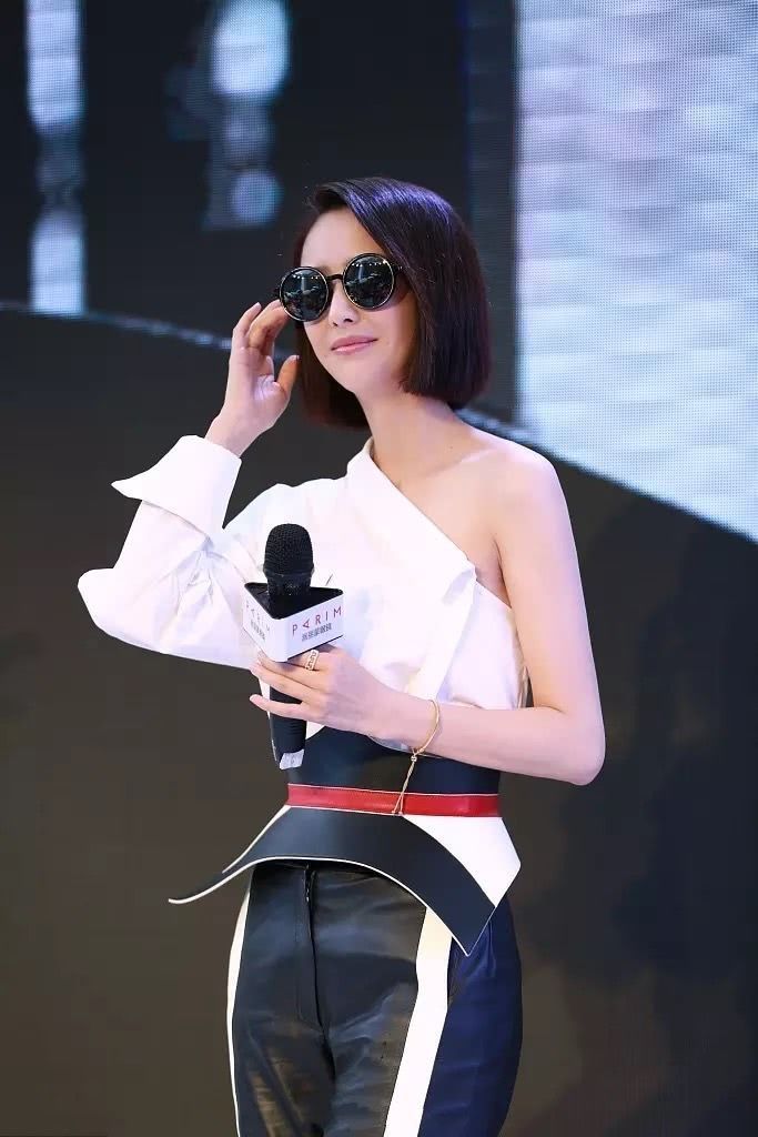 佟丽娅真大胆,这么高难度的皮裤也敢穿,一般人穿绝对丑哭了!