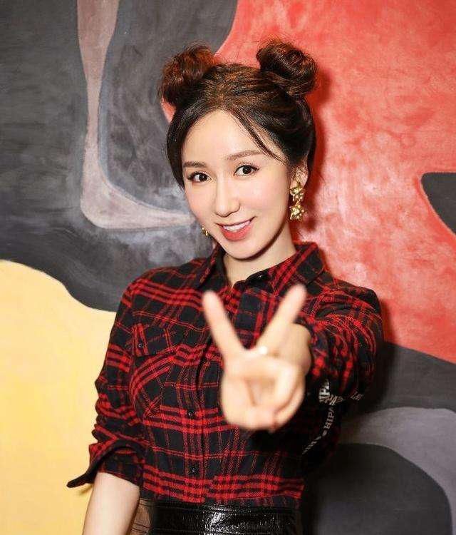 娄艺潇小姐姐@春天到了怎么穿,爱豆街拍穿搭,时尚女孩的穿搭范本!