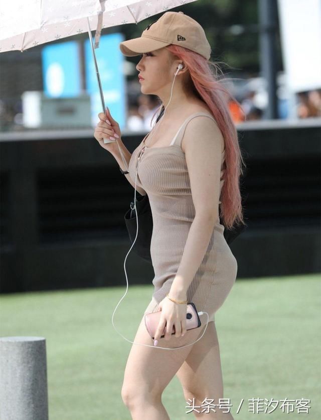 美女闺蜜黑丝袜超短裙，每天上班激情飞扬，网友：看着都心疼人