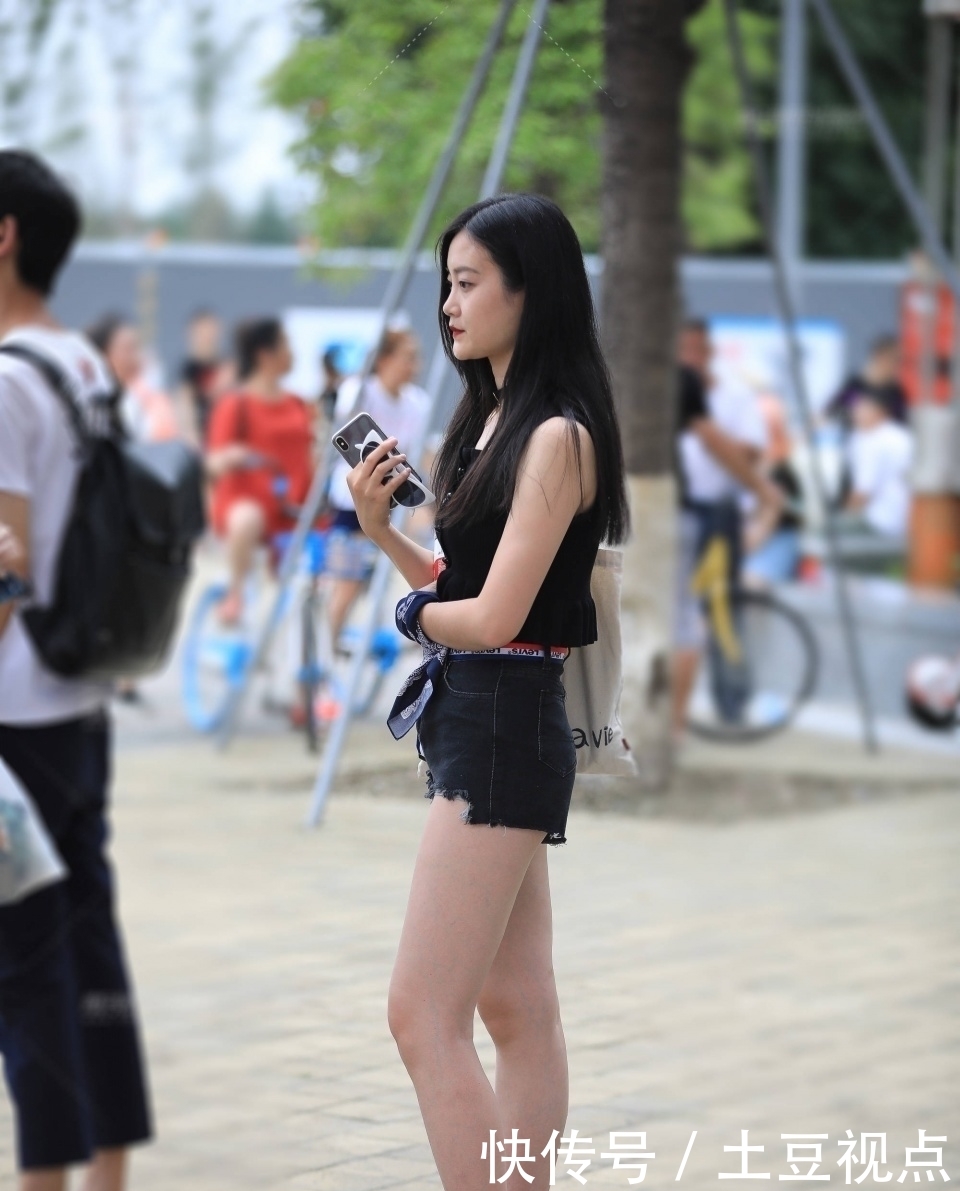  『美腿』街拍：吊带 短裤已经成为潮人街头的标配，美腿就是敢于秀出来