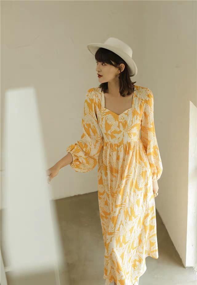  款淡黄：近期这条“浅黄的长连衣裙”忽然就火起来了，女星都会穿它！