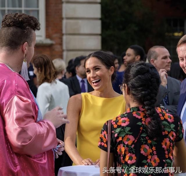 新王妃梅根穿亮黄色铅笔裙亮相，要是凯特王妃在，可能还是会输