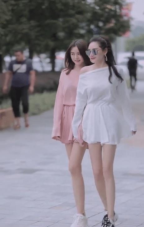  『美女』美女姐妹花还是穿粉色衣服的更好看，是因为没戴墨镜的原因吗！