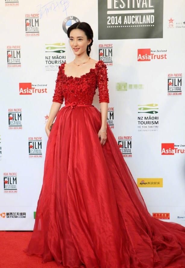 33岁王丽坤撞衫30岁赵丽颖，两人同穿大红裙，网友：就服赵丽颖