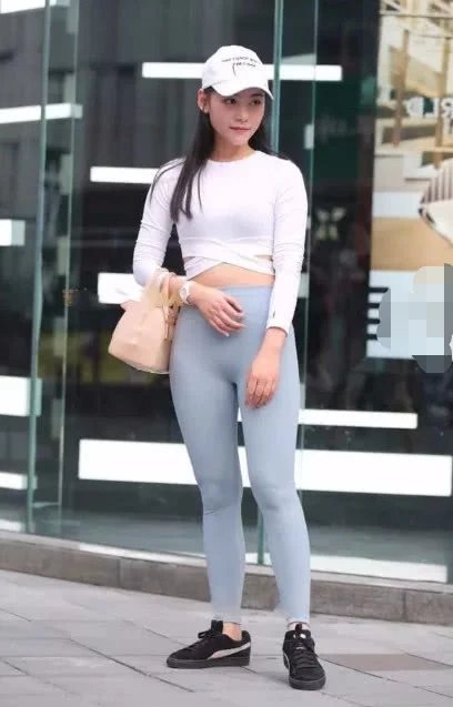 清秀的小姐姐一身紧身运动衣很休闲，弯腰的瞬间展露丰满的曲线