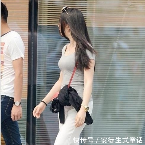 「身材」街拍:大墨镜,灰色紧身T搭配白色裤子,小姐姐的身材凹凸有致