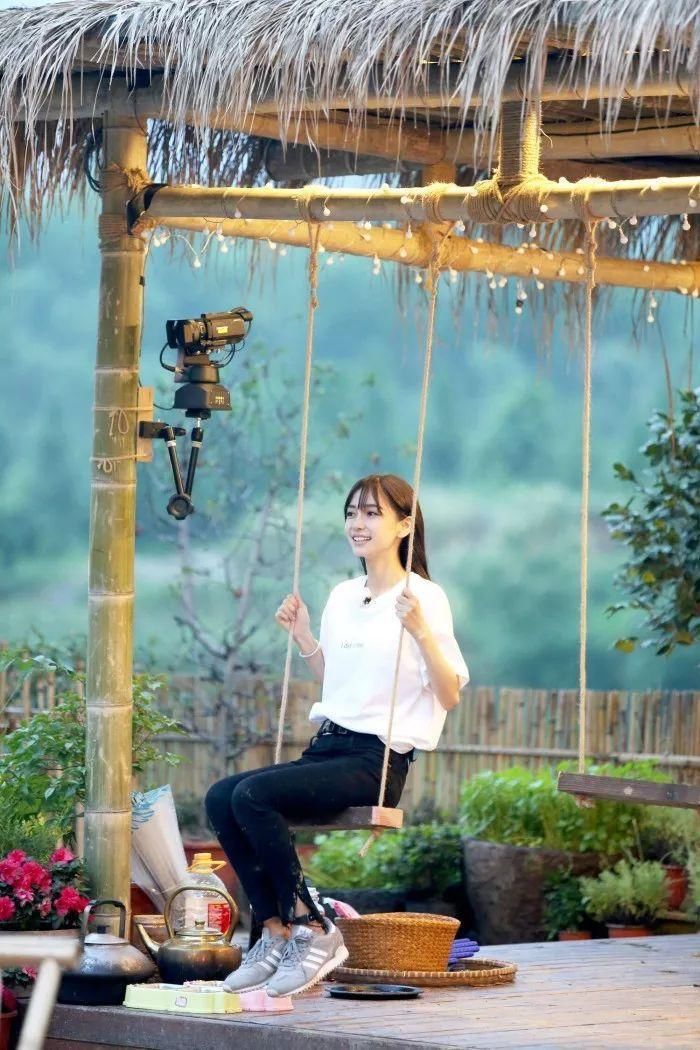 baby终于演技在线了?学热巴卖吃货人设,假吃骗观众?