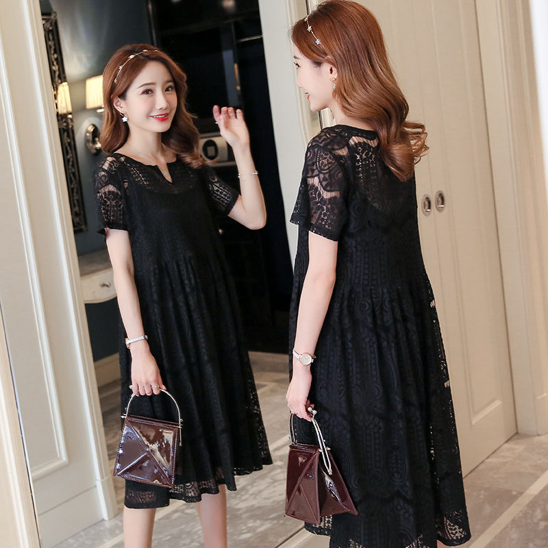 去机场接46岁老婆，时髦的她穿这，蕾丝裙+高跟鞋，从头美到脚