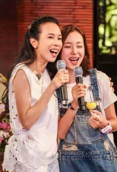 年近50岁的莫文蔚太惊艳了!全身靠碎钻装饰遮重点,网友:被秒到