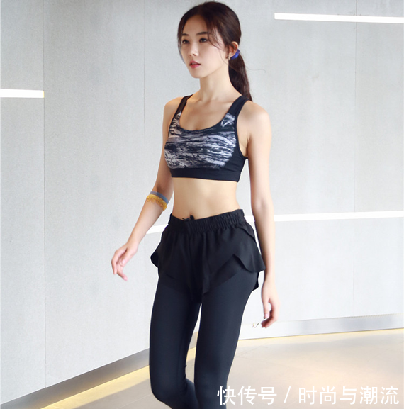 紧身打底裤：贴心打扮的小姐姐，穿出女神般的身材！