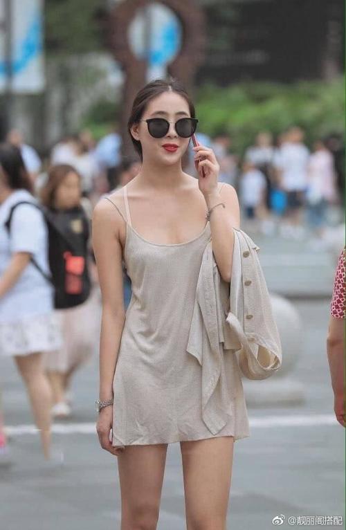 小女人穿上了透明吊带裙，若隐若现的曼妙身材很有诱惑力