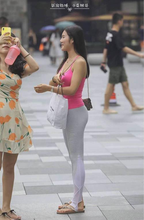 路人街拍，吊带配紧身裤穿在小妹身上，时尚气质