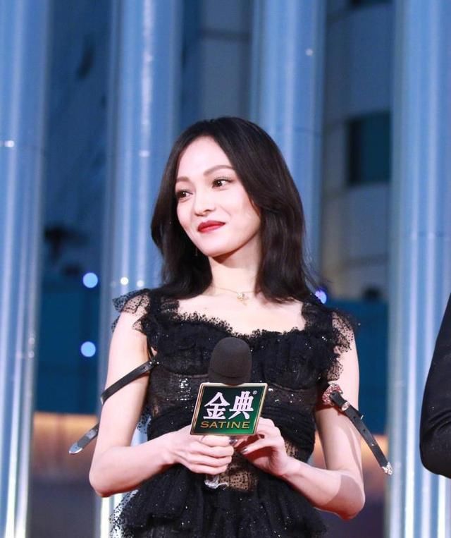 当36岁张韶涵撞衫26岁周冬雨，网友：女神和女儿的既视感