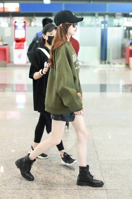 看了唐嫣玩下衣失踪，再看看杨幂，终于明白腿长和腿细的差别了