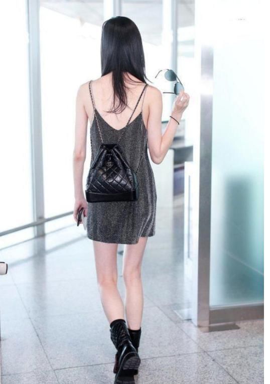 奚梦瑶厉害了，穿真丝吊带睡衣就敢出门，网友：千万别弯腰