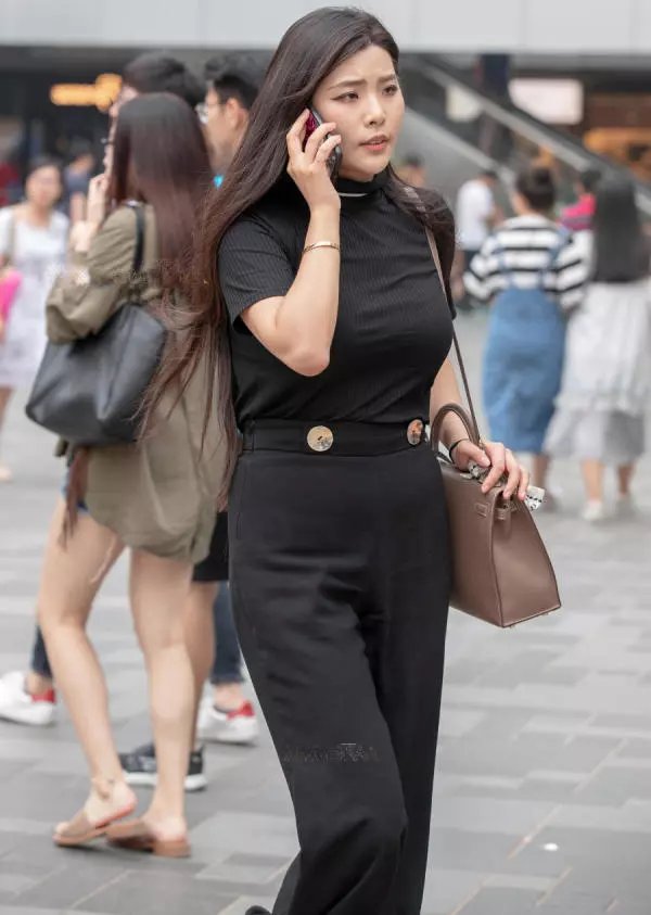 微胖熟女黑色紧身装穿出了完美身材，走起路来都是成熟女人味儿