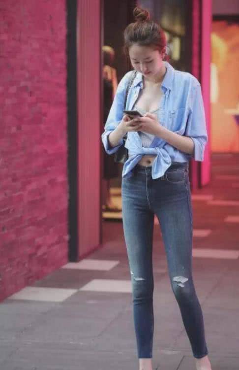 牛仔裤让你的身材更出众，曲线曼妙，还没有三角区的烦恼！