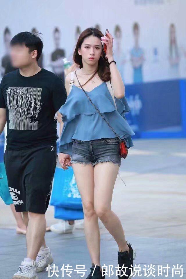 街拍:黑色连衣的裙搭配高跟鞋,塑造完美腿部曲线,尽显女神魅力!